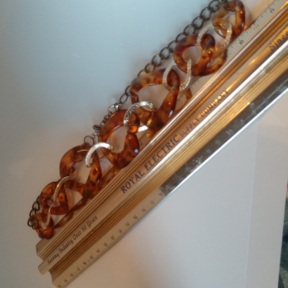 Vintage lightweight Lucite tortoise shell and goldtone chain necklace - Picture 4 of 4